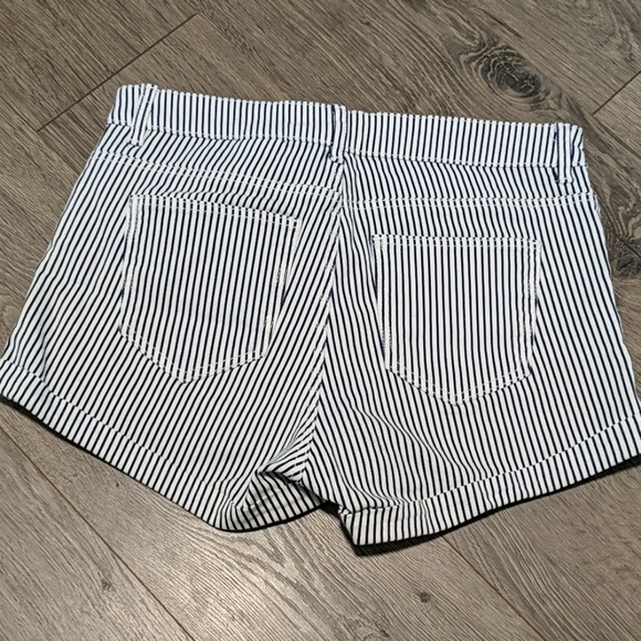 LAST CHANCE striped shorts - Picture 4 of 4